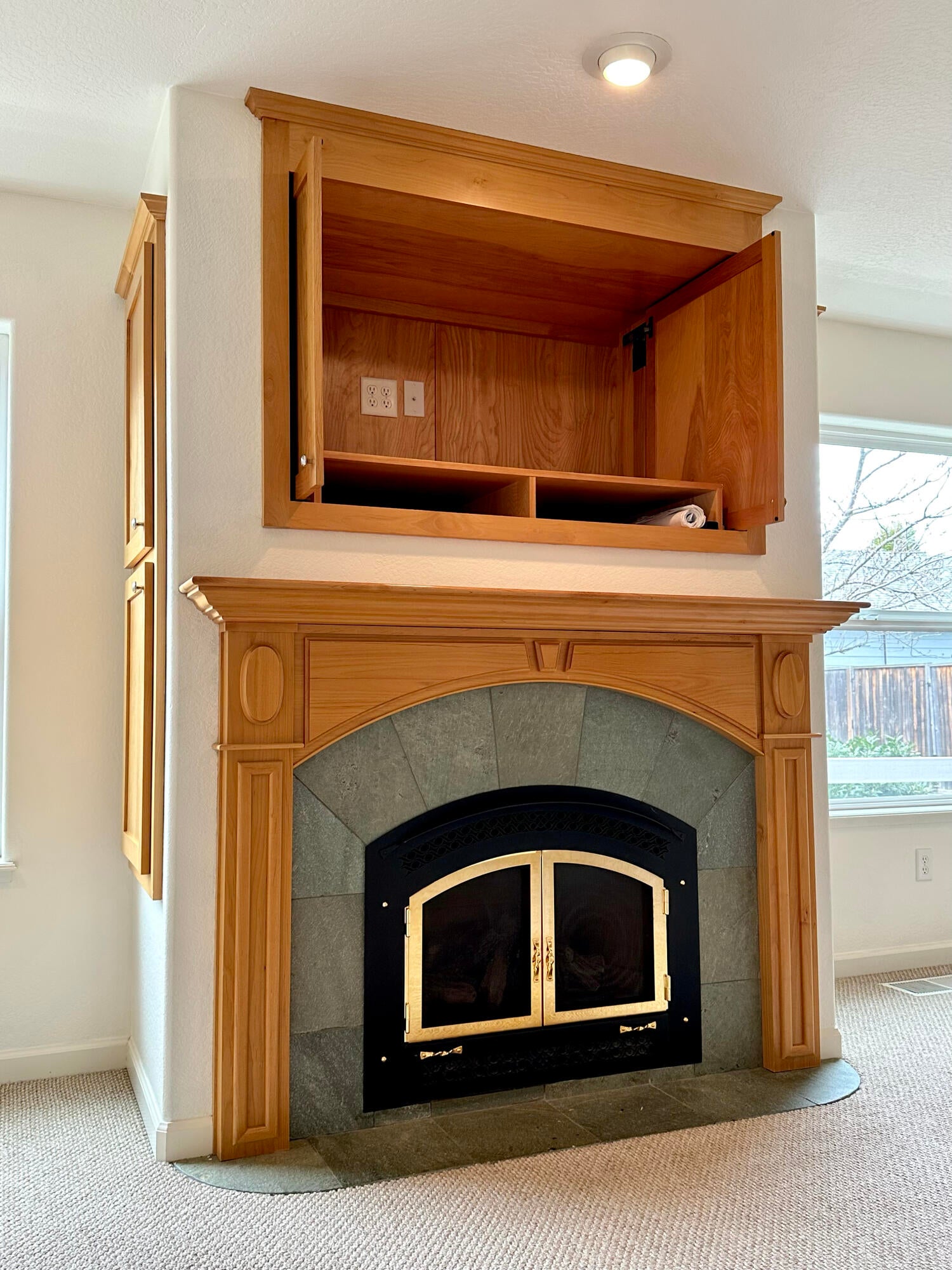 112 Walnut Place Phoenix, OR 97535 - Photo 21 of 78 Fireplace, storage and TV/entertainment area above