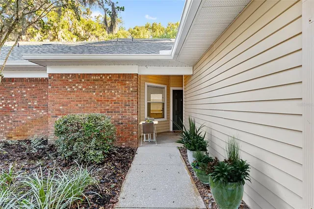 a view of a pathway with a house