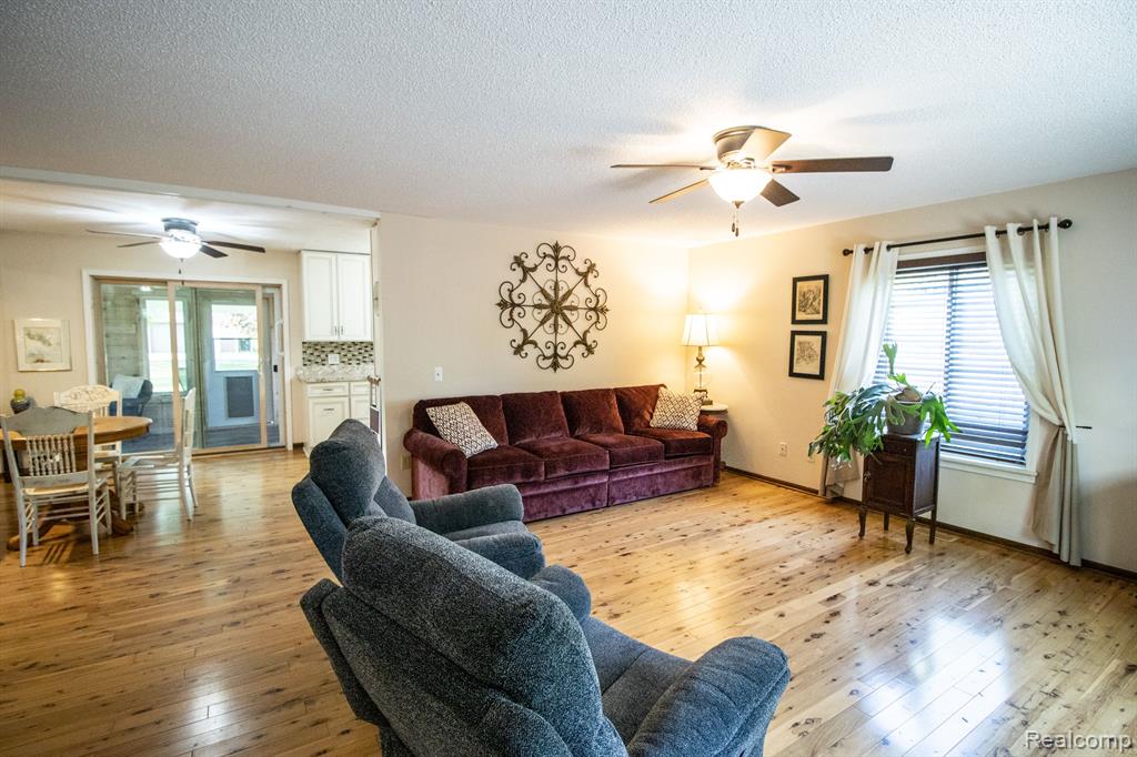 2142 West Ray Road Fenton, MI 48430 - Photo 4 of 52