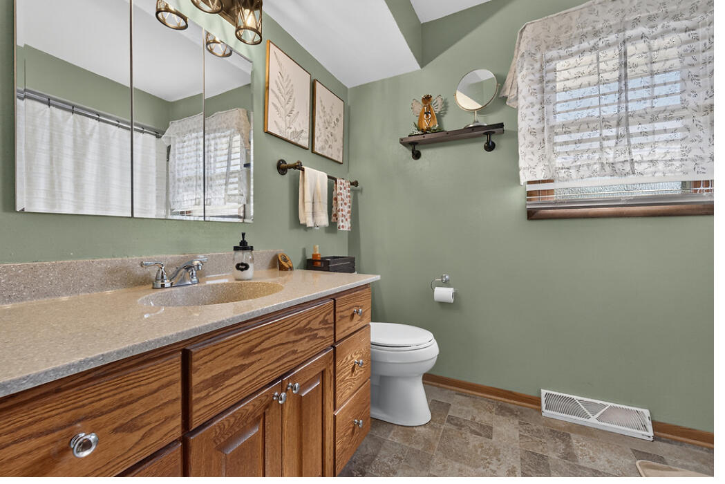 720 South Street Racine, WI 53402 - Photo 7 of 21 Full bathroom