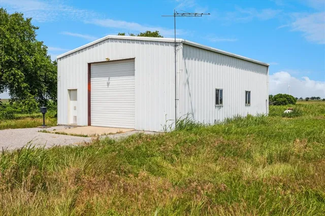 a view of a house with backyard