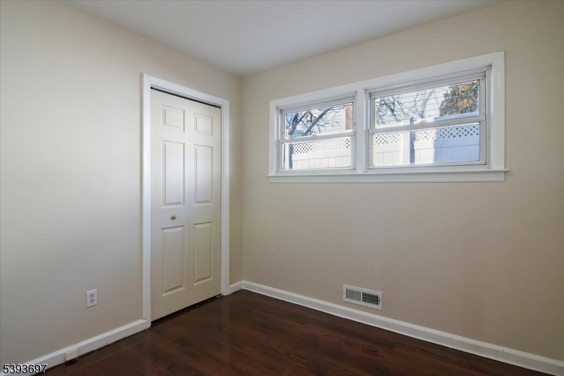 301 Riverview Road Pompton Lakes, NJ 07442 - Photo 13 of 33