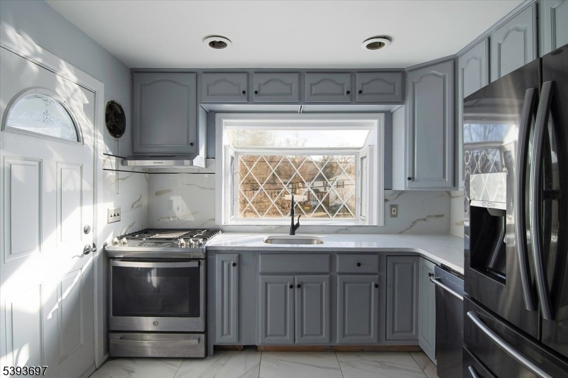 301 Riverview Road Pompton Lakes, NJ 07442 - Photo 3 of 33