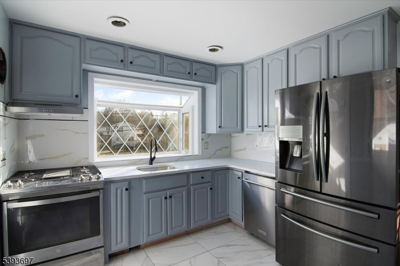 301 Riverview Road Pompton Lakes, NJ 07442 - Photo 4 of 33