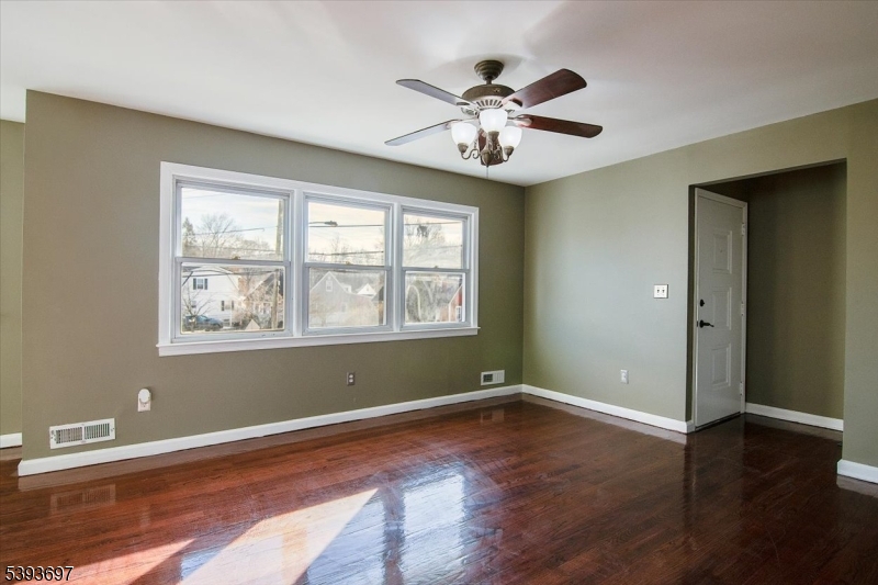 301 Riverview Road Pompton Lakes, NJ 07442 - Photo 8 of 33