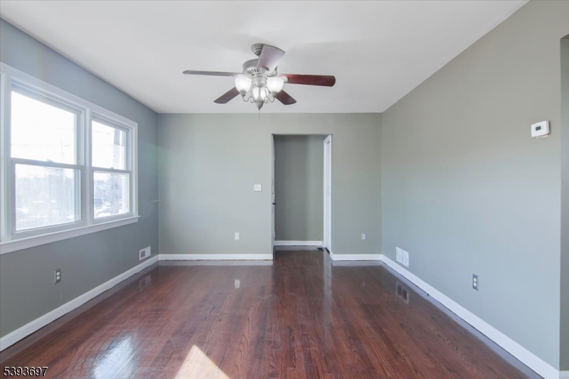 301 Riverview Road Pompton Lakes, NJ 07442 - Photo 9 of 33
