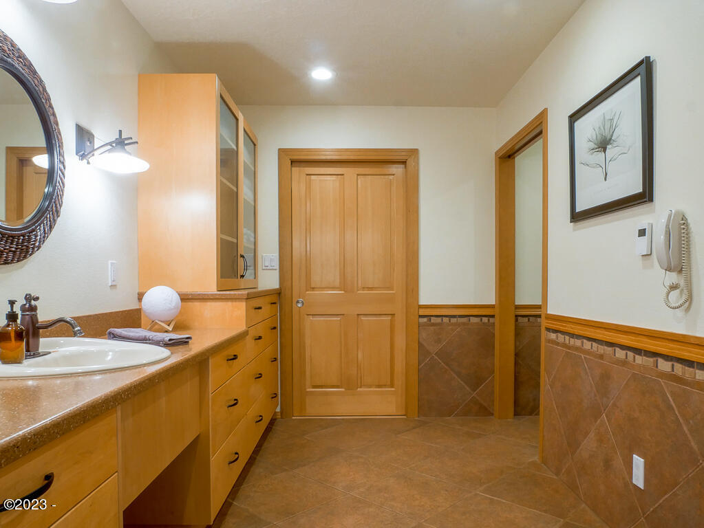 12319 Logsden Road Blodgett, OR 97326 - Photo 26 of 78 Primary Suite