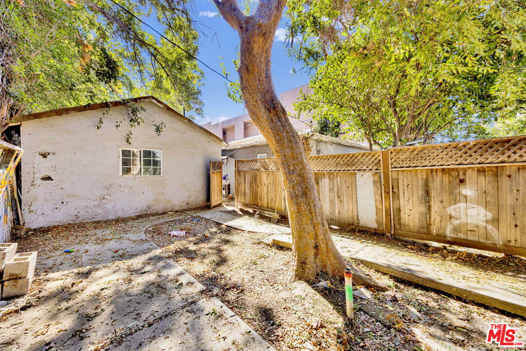 14539 Hart Street Van Nuys, CA 91405 - Photo 23 of 39 a backyard of a house