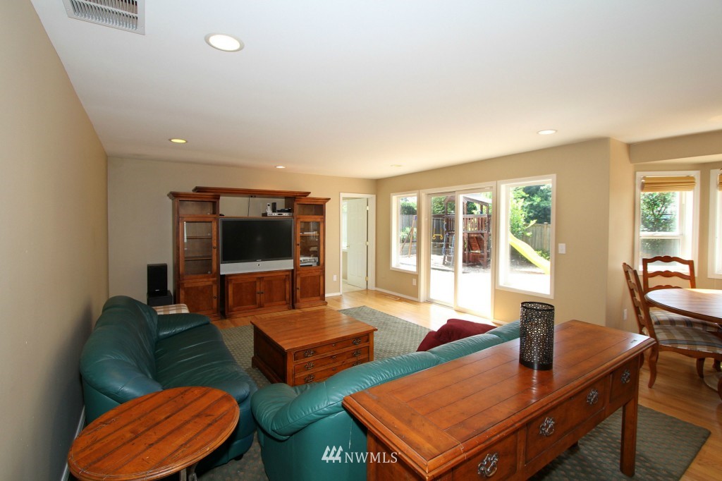 8539 Northeast 176th Street Bothell, WA 98011 - Photo 9 of 23 Gallery Image 9