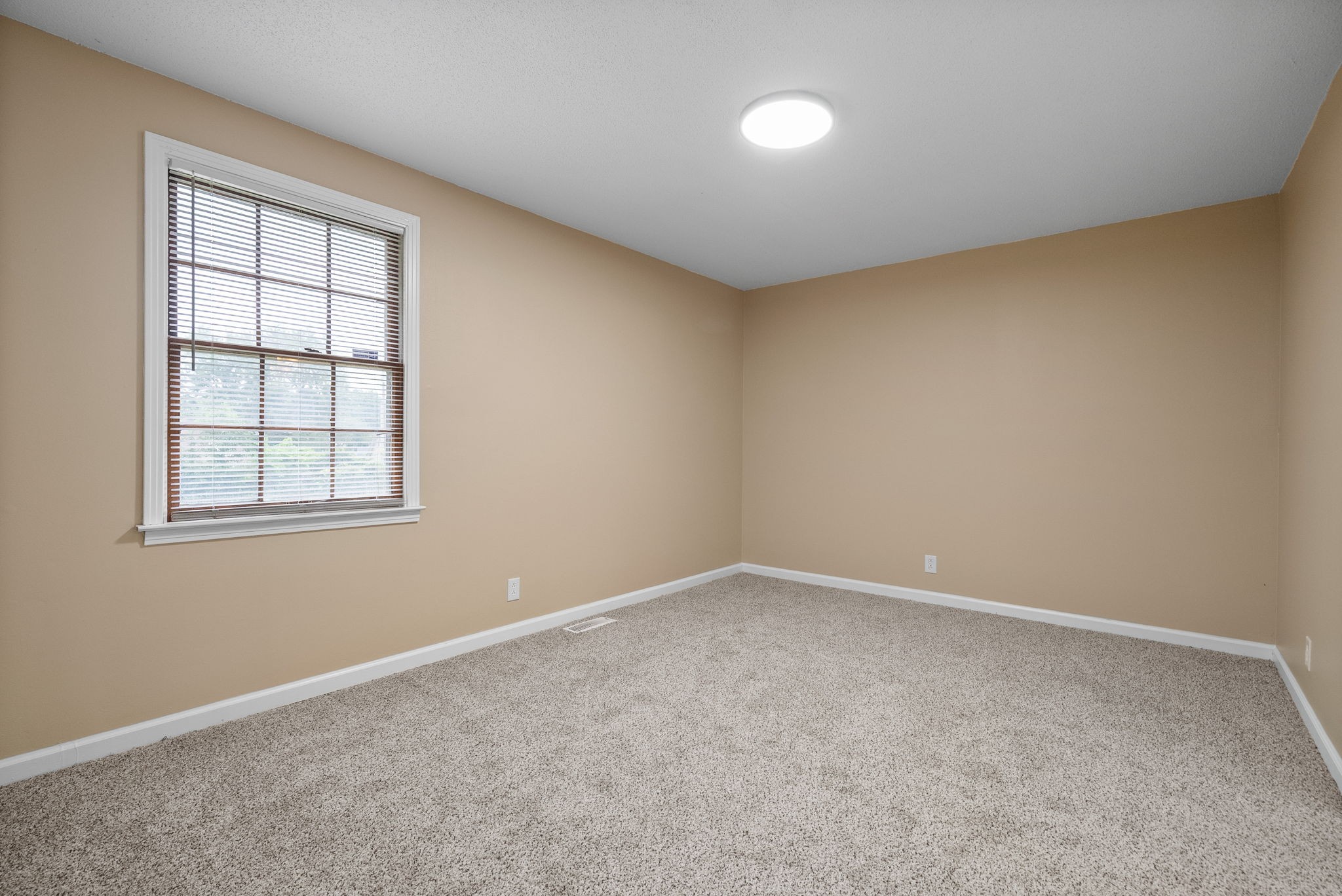 619 Ranch Hill Drive Clarksville, TN 37042 - Photo 20 of 32 an empty room with windows