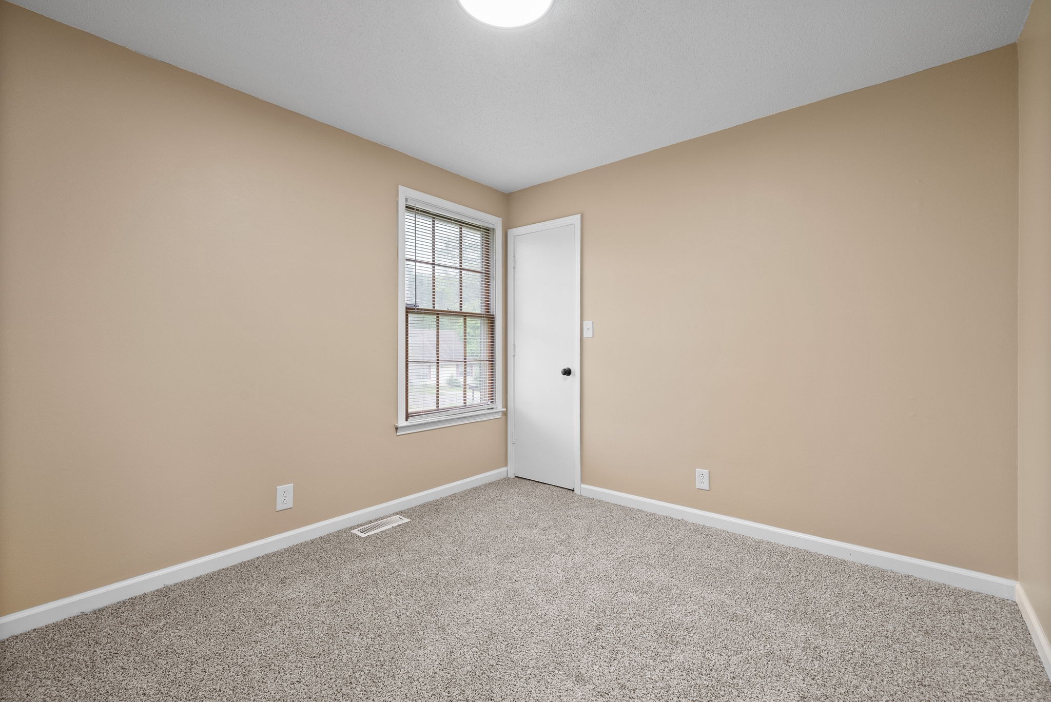 619 Ranch Hill Drive Clarksville, TN 37042 - Photo 24 of 32 an empty room with windows