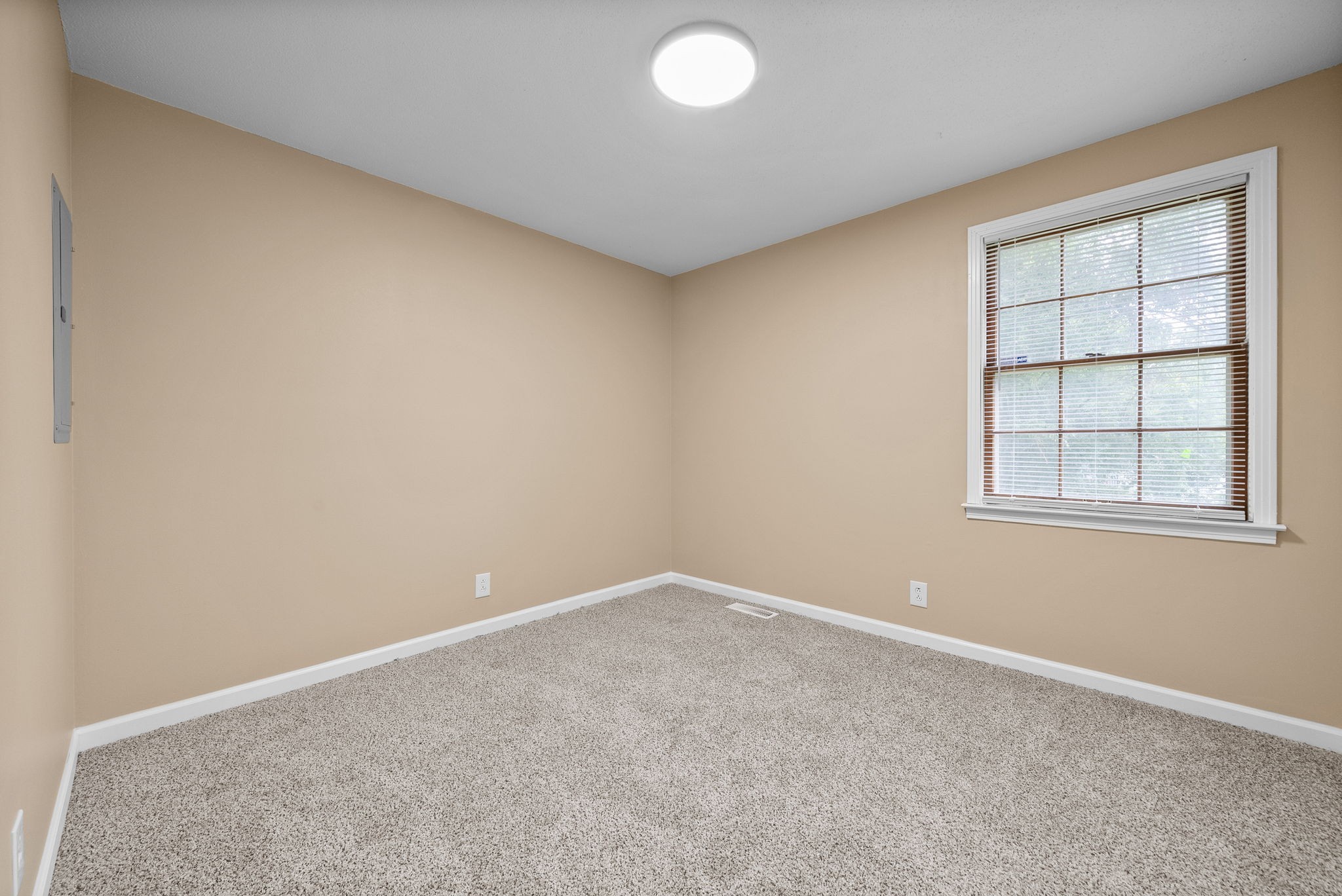 619 Ranch Hill Drive Clarksville, TN 37042 - Photo 27 of 32 an empty room with windows