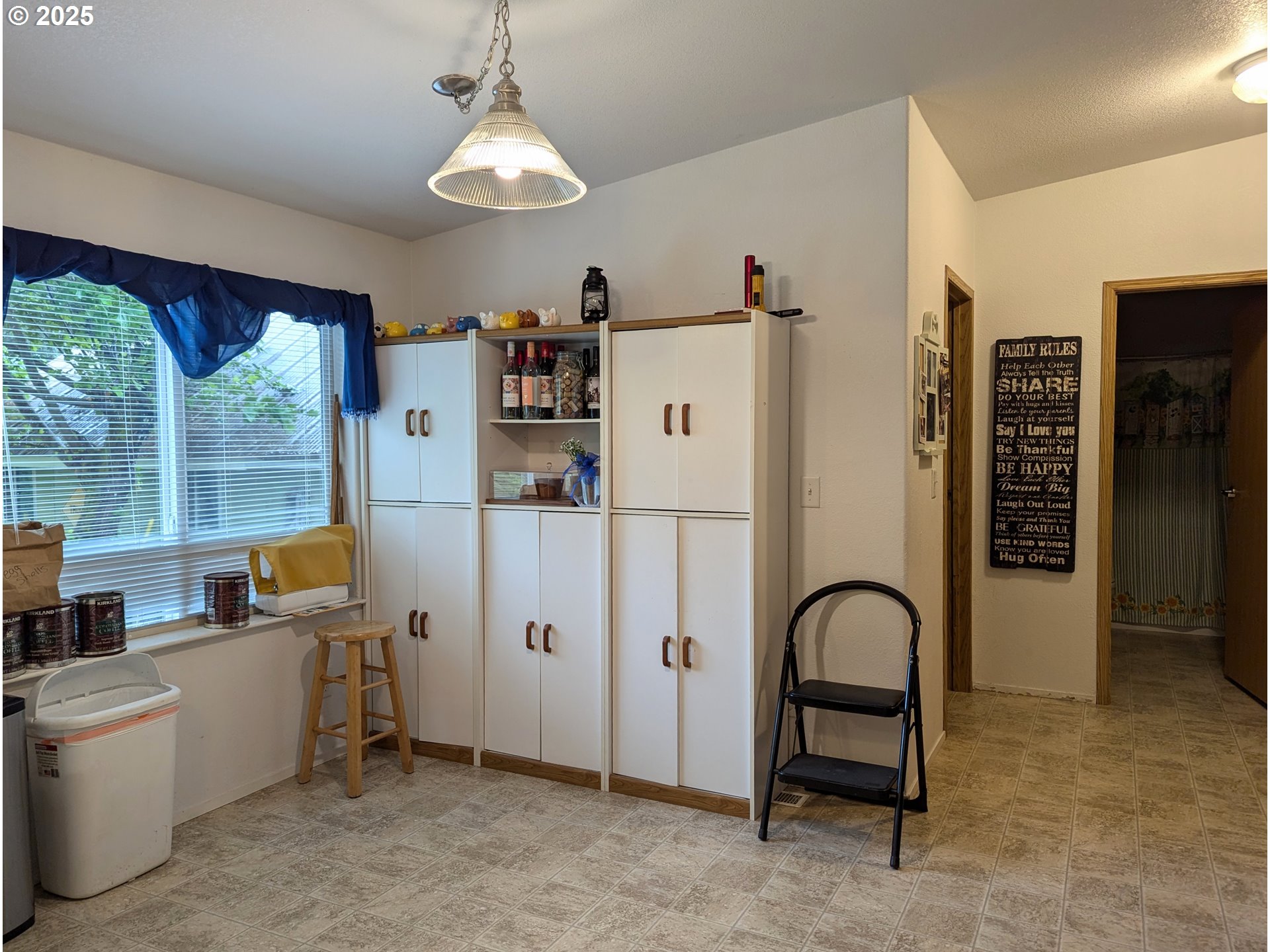 49244 Mountain View Road Oakridge, OR 97463 - Photo 14 of 30 a workspace with table and chairs