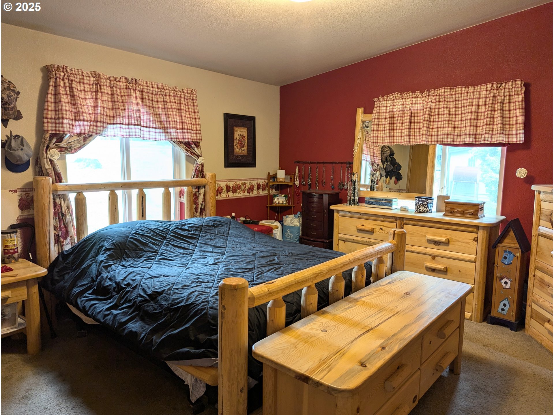 49244 Mountain View Road Oakridge, OR 97463 - Photo 15 of 30 a living room with furniture