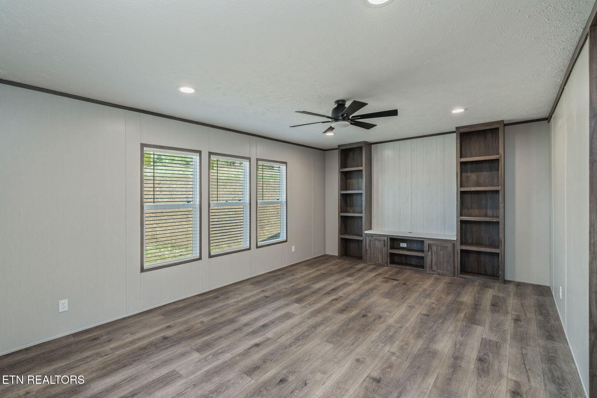 400 Matlock Trail Loudon, TN 37774 - Photo 21 of 50 a view of an empty room with a window