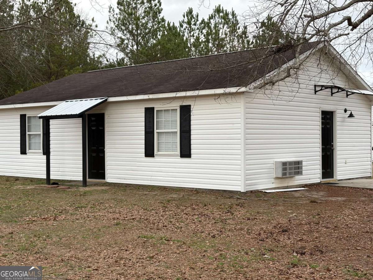 153 A Cox Road Gordon, GA 31031 - Photo 8 of 16 a front view of a house with garden