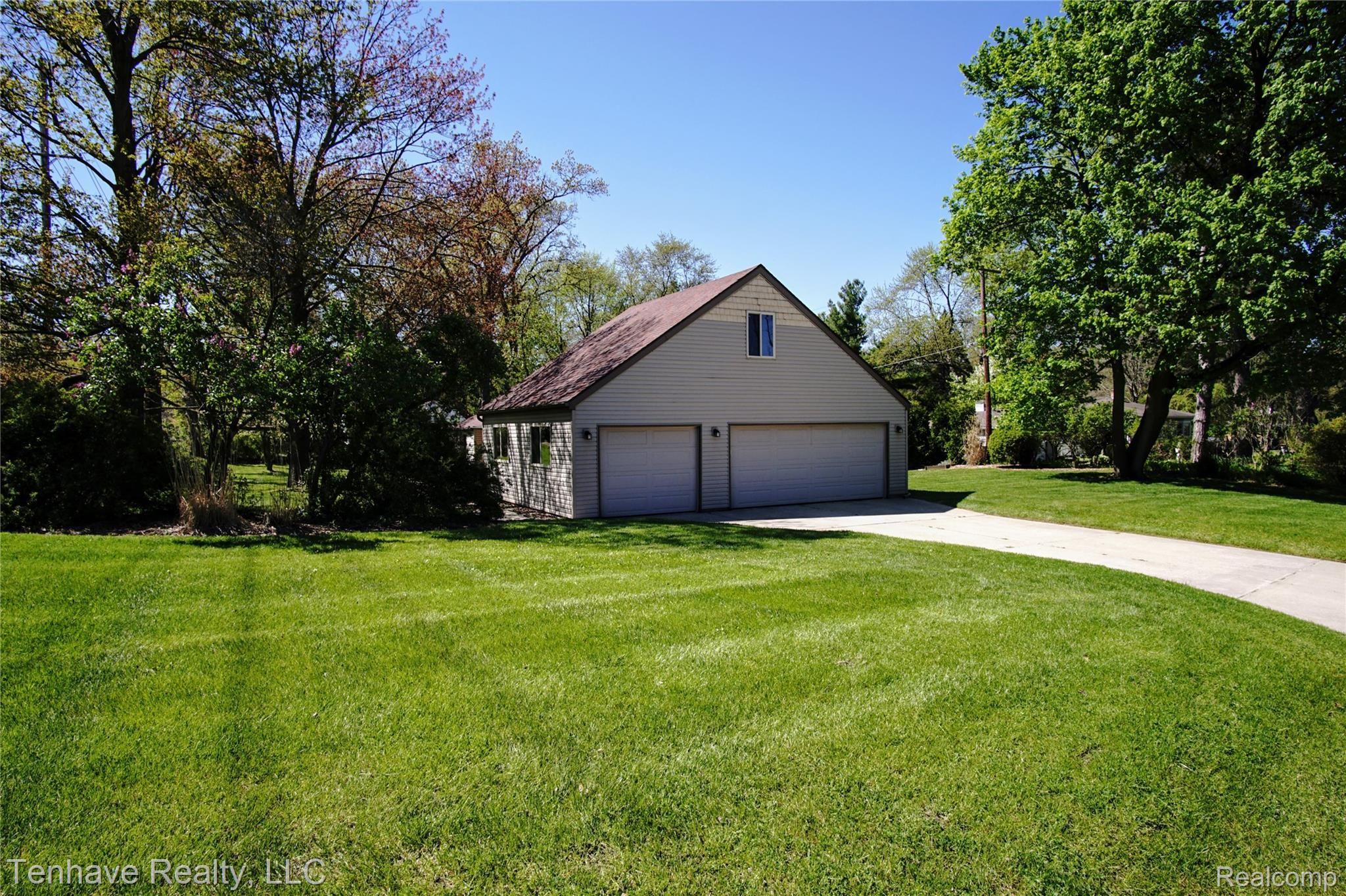 1710 Ward Road Bloomfield Hills, MI 48302 - Photo 17 of 28 Huge 3 car garage.