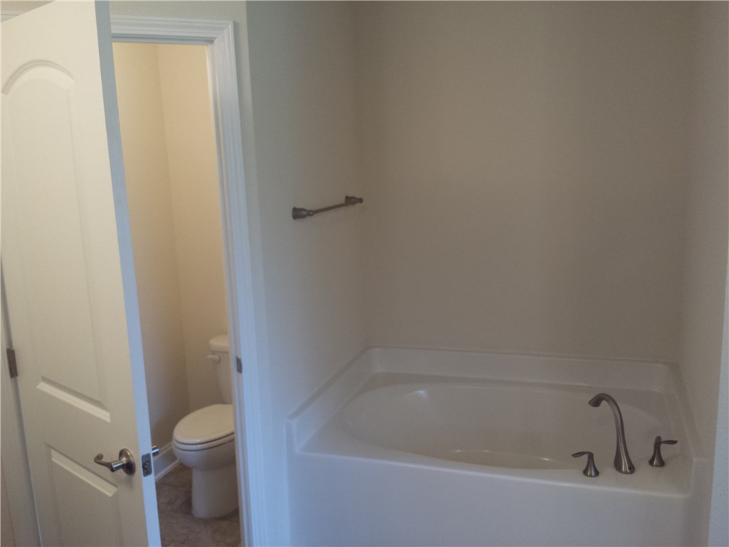 88397 Maybourne Road Yulee, FL 32097 - Photo 12 of 35 a bathroom with a bathtub