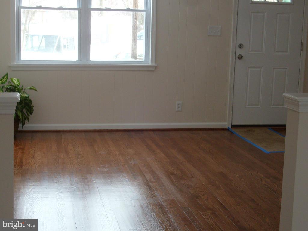 726 Old Riverside Road Baltimore, MD 21225 - Photo 7 of 22 Living Room