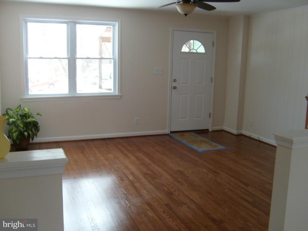 726 Old Riverside Road Baltimore, MD 21225 - Photo 10 of 22 Living Room