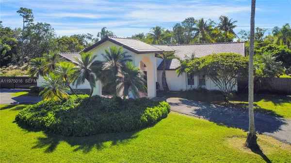 a view of a backyard