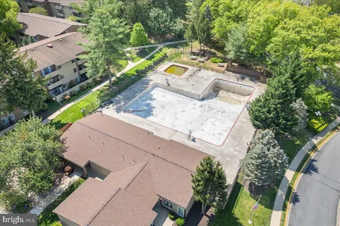 $240,000 | 19321 Club House Road, Unit 301, Gaithersburg, MD 20886