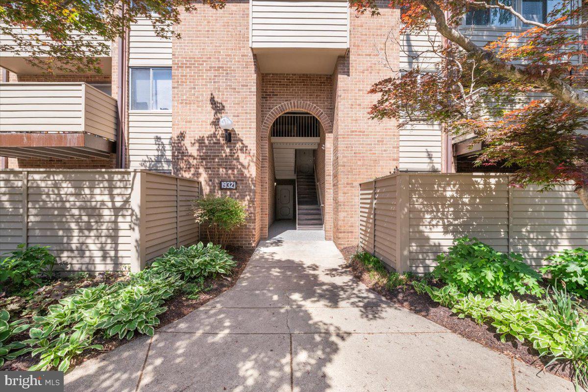 19321 Club House Road, Unit 301 Gaithersburg, MD 20886 - Photo 4 of 20 Gallery Image 4