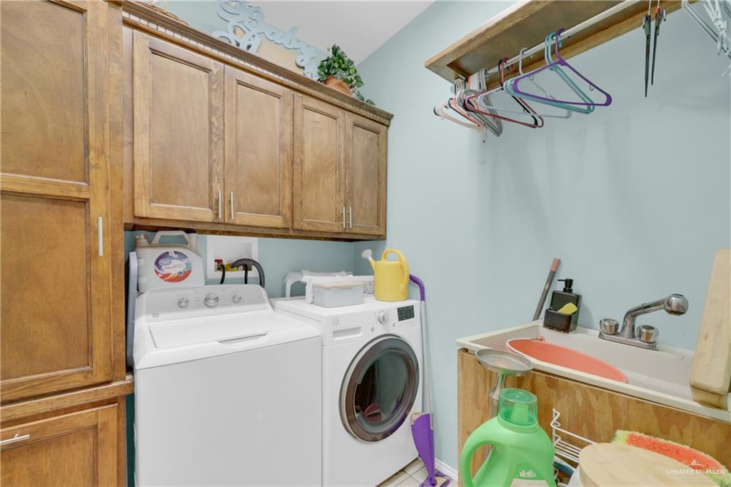 715 North Gonzalez Road Weslaco, TX 78596 - Photo 10 of 31 a utility room with dryer and washer
