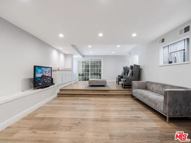 $5,900 | 441 North Oakhurst Drive, Unit 203, Beverly Hills, CA 90210