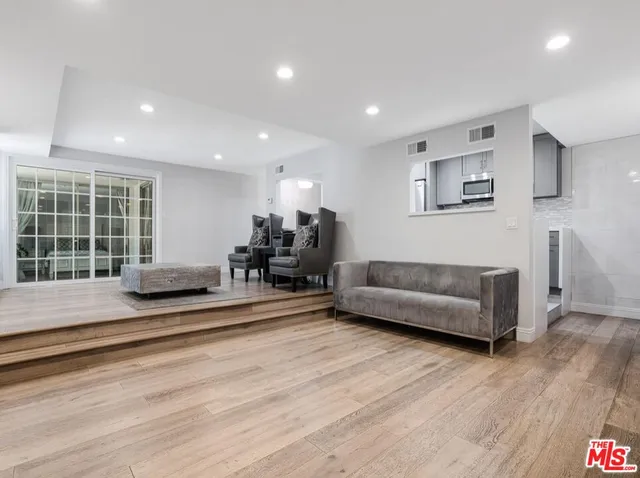 $5,900 | 441 North Oakhurst Drive, Unit 203, Beverly Hills, CA 90210