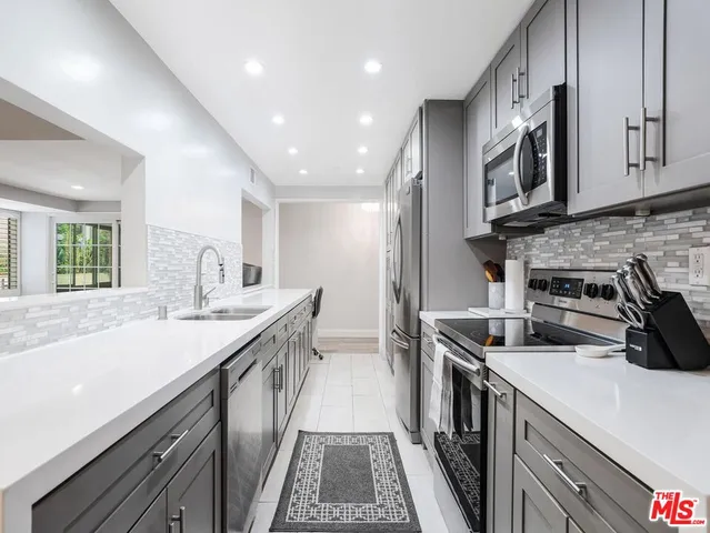 $5,900 | 441 North Oakhurst Drive, Unit 203, Beverly Hills, CA 90210