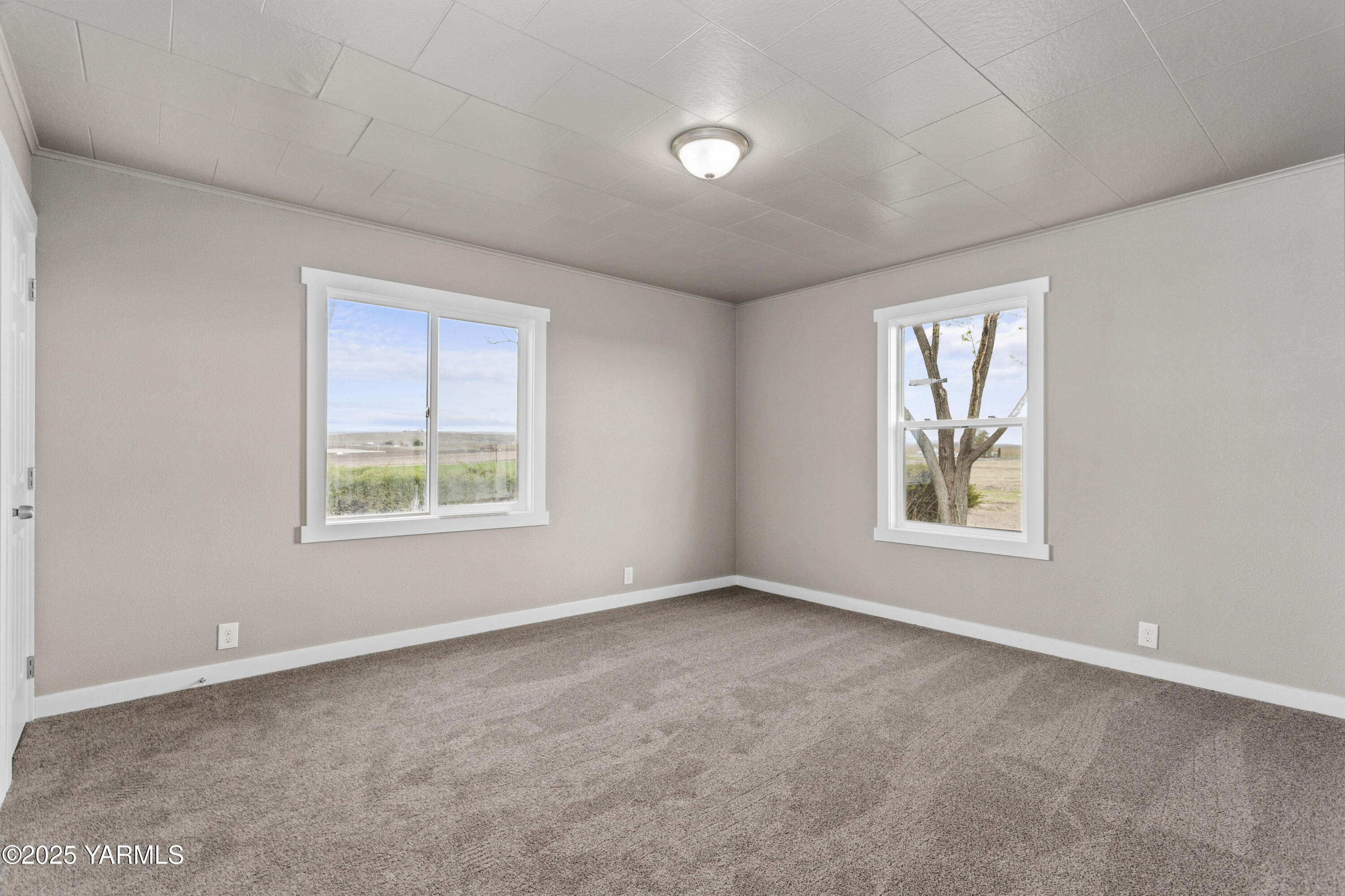 173801 Evans Road Grandview, WA 98930 - Photo 16 of 45 an empty room with windows