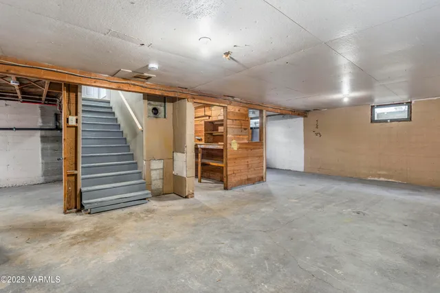 a view of a big room with closet area