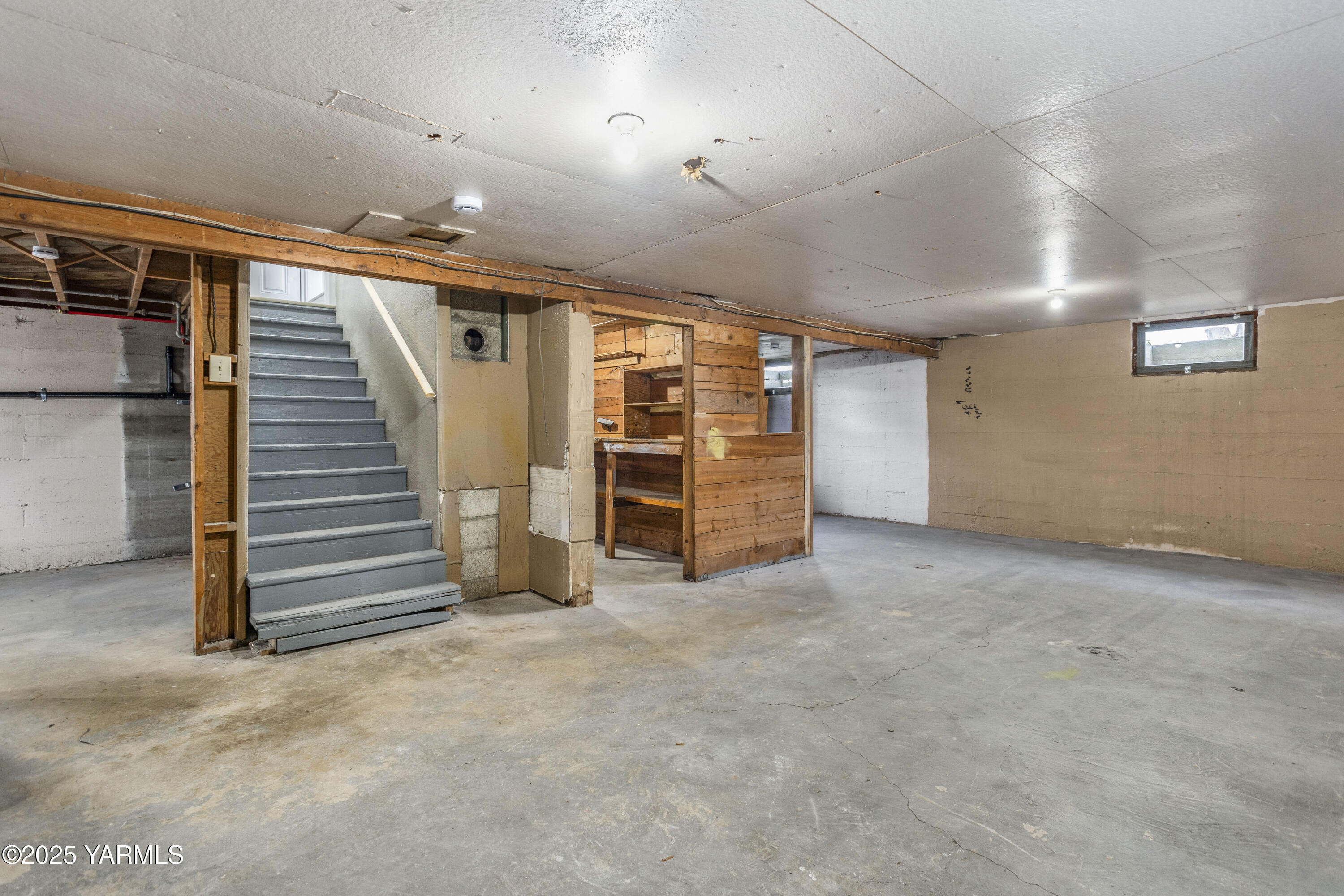 173801 Evans Road Grandview, WA 98930 - Photo 19 of 45 a view of an empty room with stairs and furniture