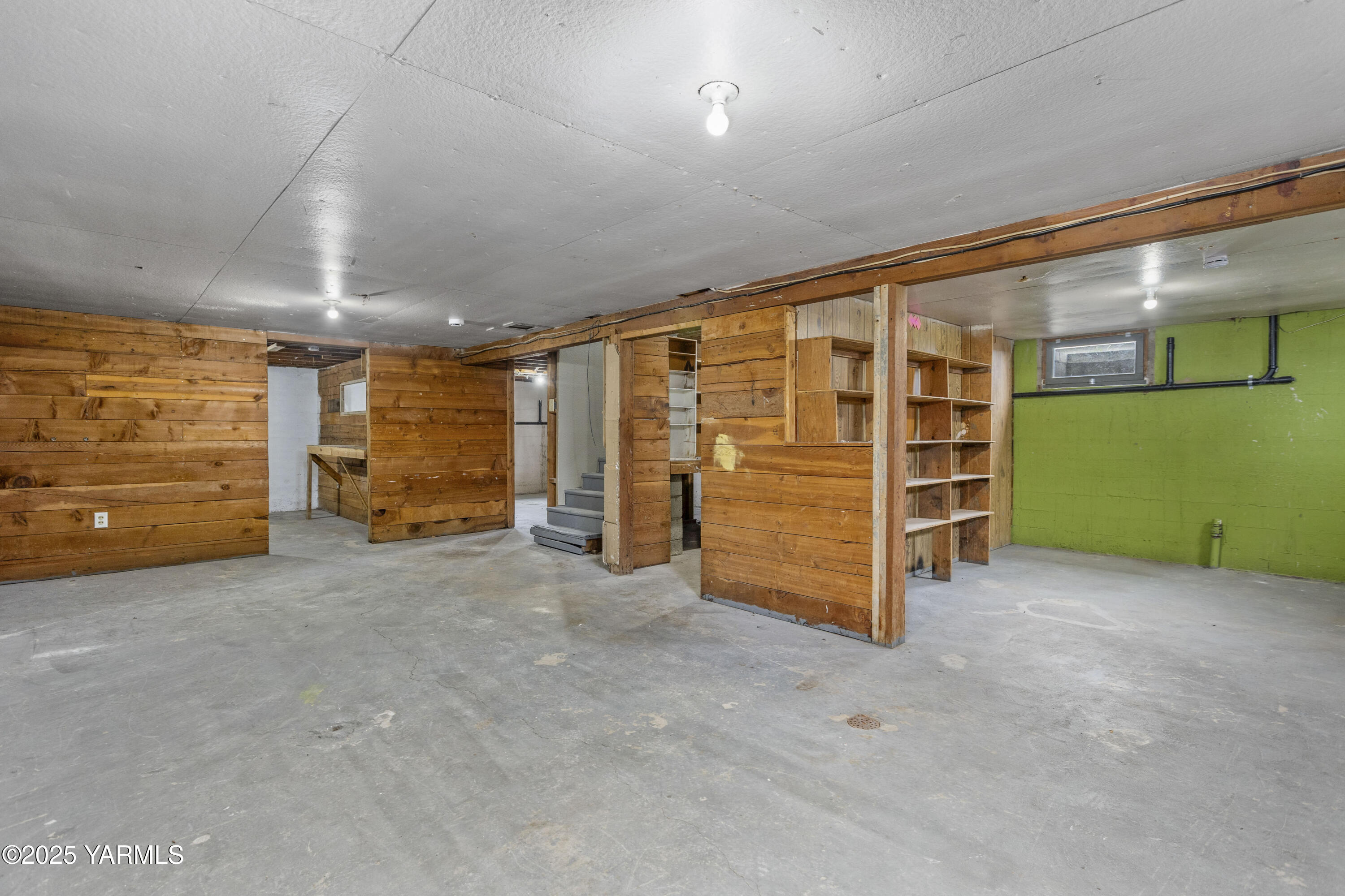 173801 Evans Road Grandview, WA 98930 - Photo 20 of 45 a view of a big room with closet area
