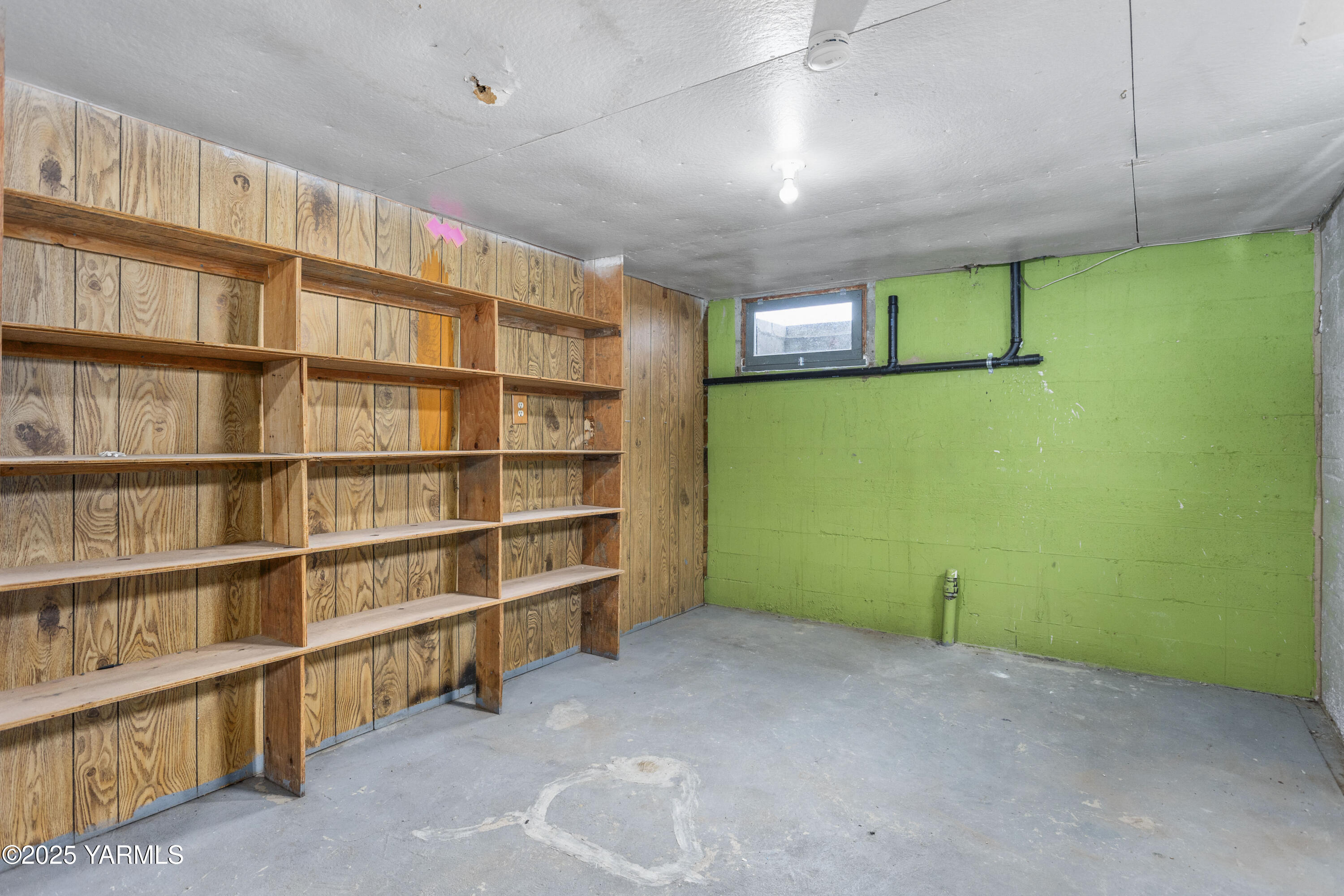 173801 Evans Road Grandview, WA 98930 - Photo 21 of 45 a view of room with cabinets and book shelf