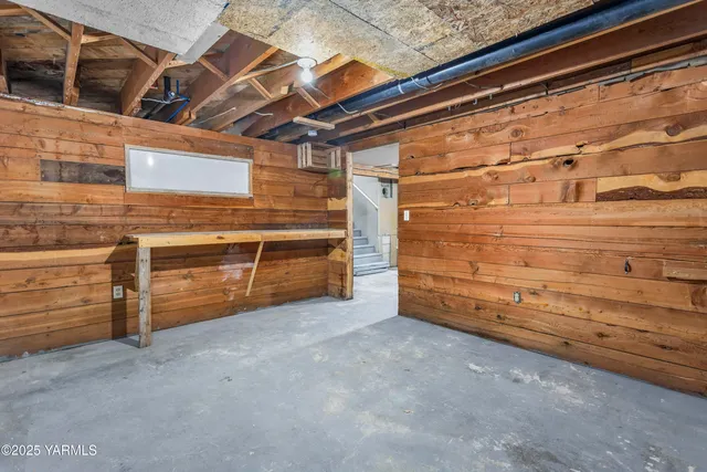 a view of a house with backyard