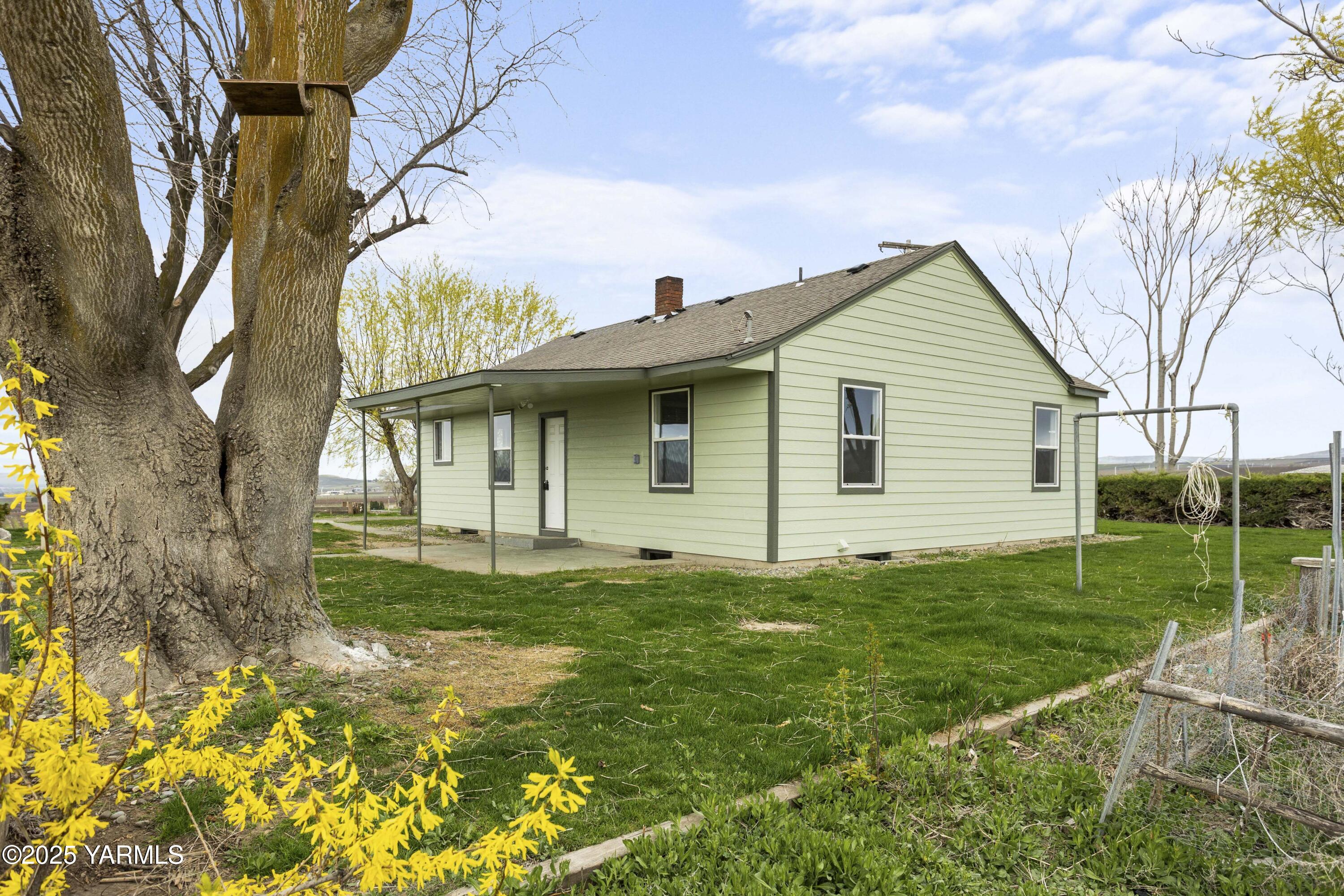 173801 Evans Road Grandview, WA 98930 - Photo 25 of 45 a view of a house with backyard