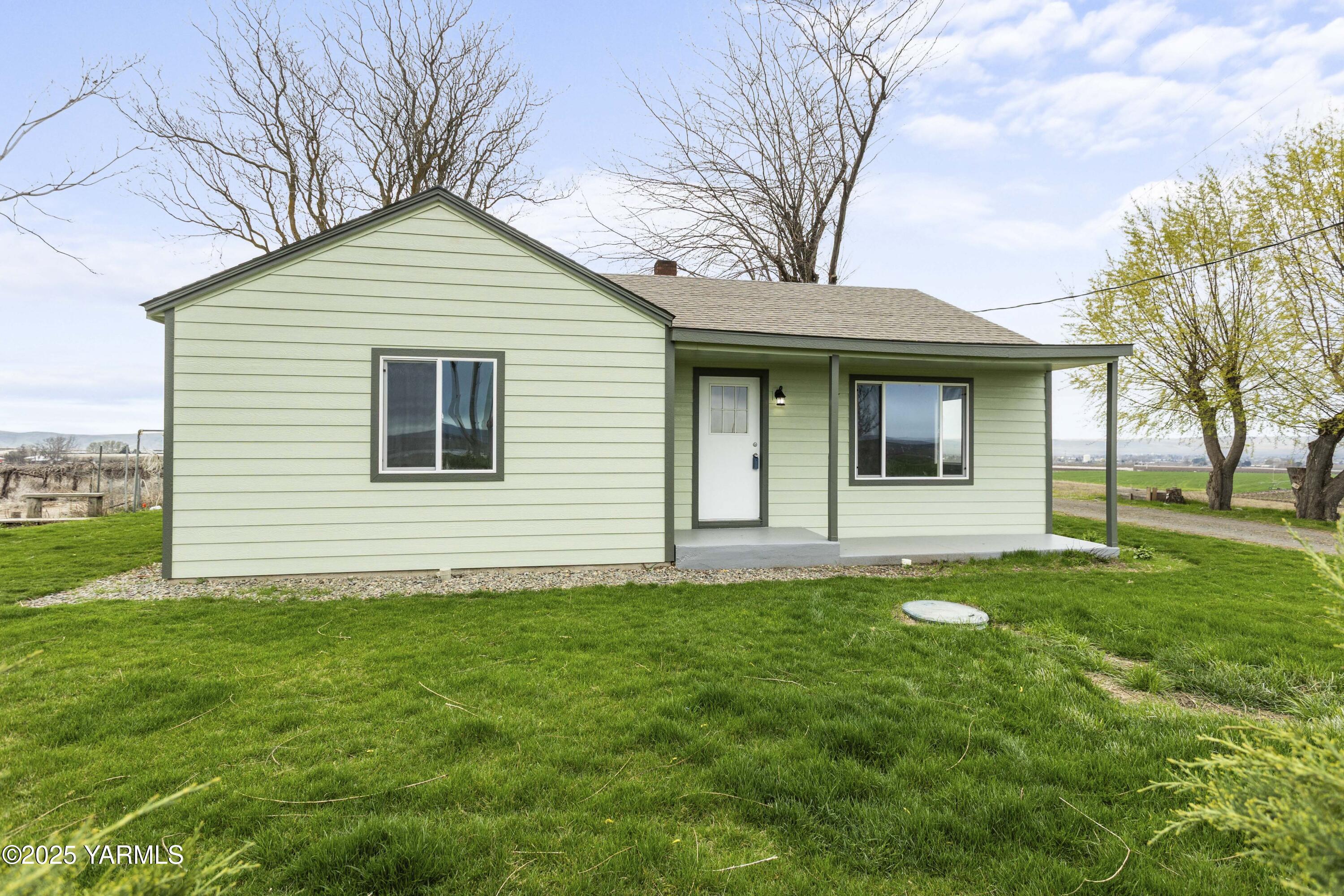 173801 Evans Road Grandview, WA 98930 - Photo 26 of 45 a view of a house with a yard