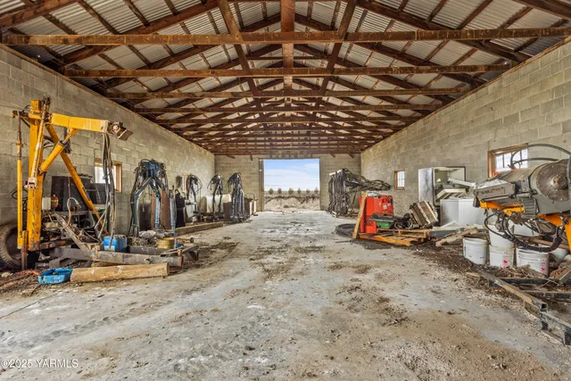 a view of a house with backyard and tree