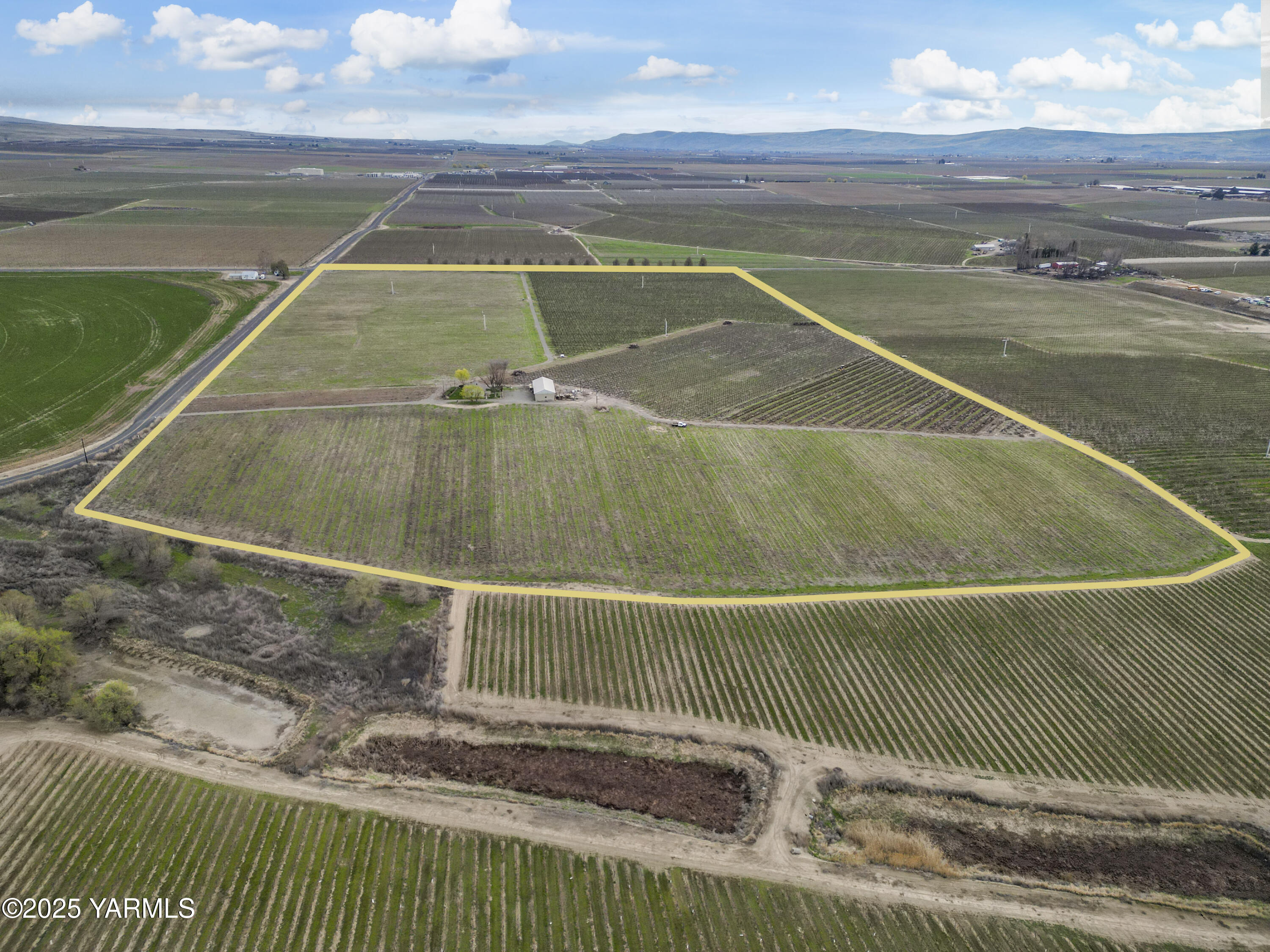 173801 Evans Road Grandview, WA 98930 - Photo 3 of 45 a view of a tennis court