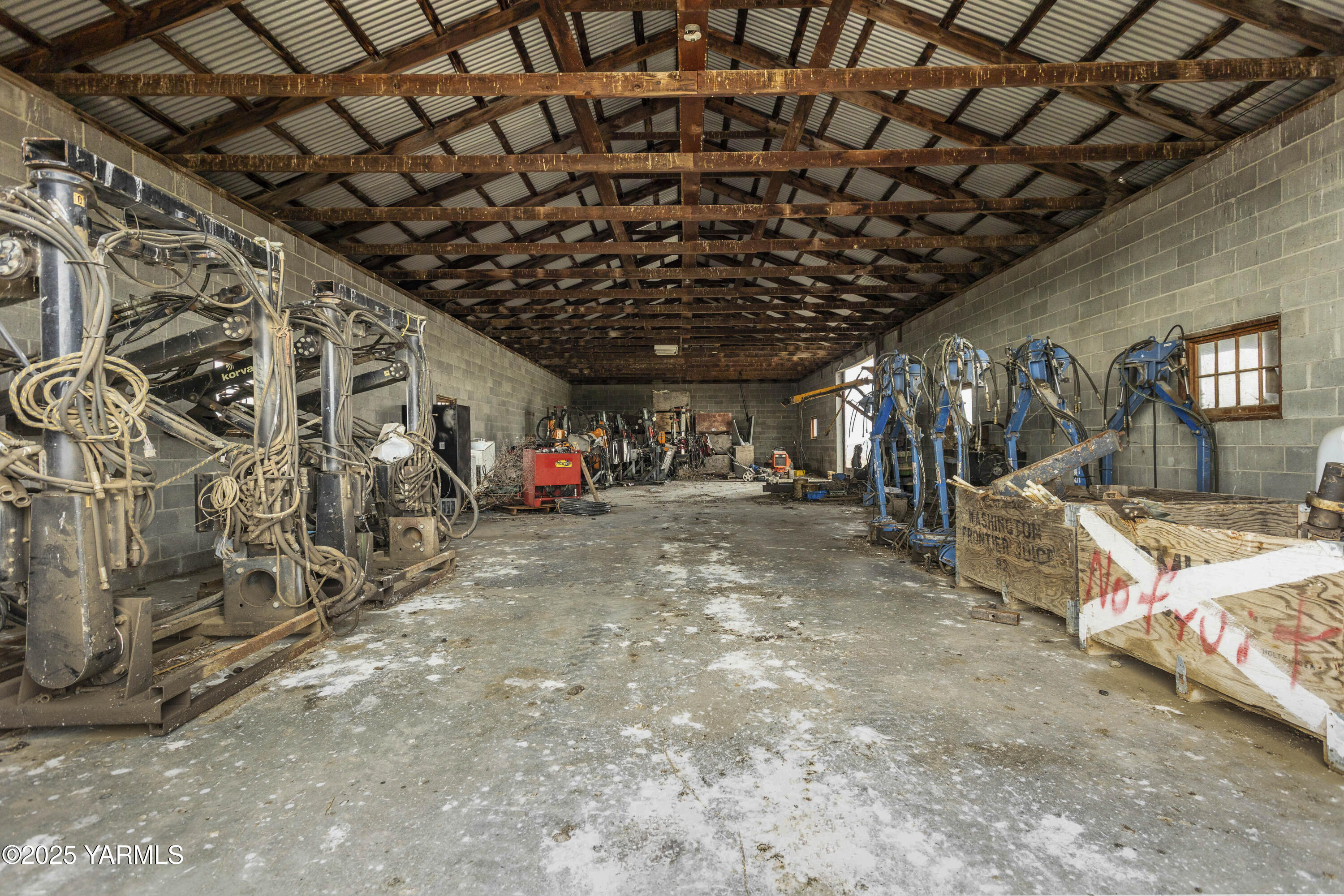173801 Evans Road Grandview, WA 98930 - Photo 31 of 45 a view of parking garage with cars