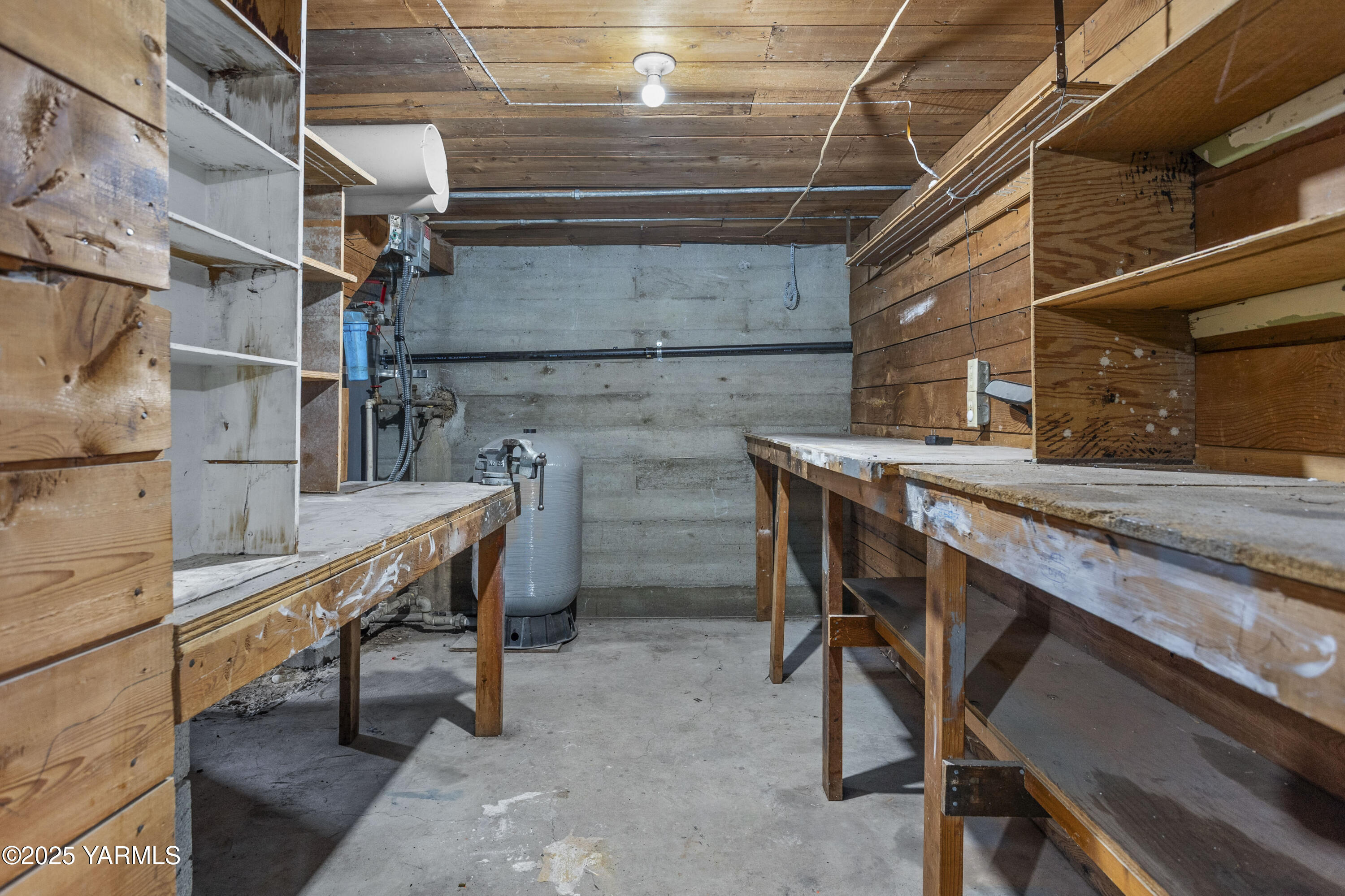 173801 Evans Road Grandview, WA 98930 - Photo 32 of 45 a room with table and chairs