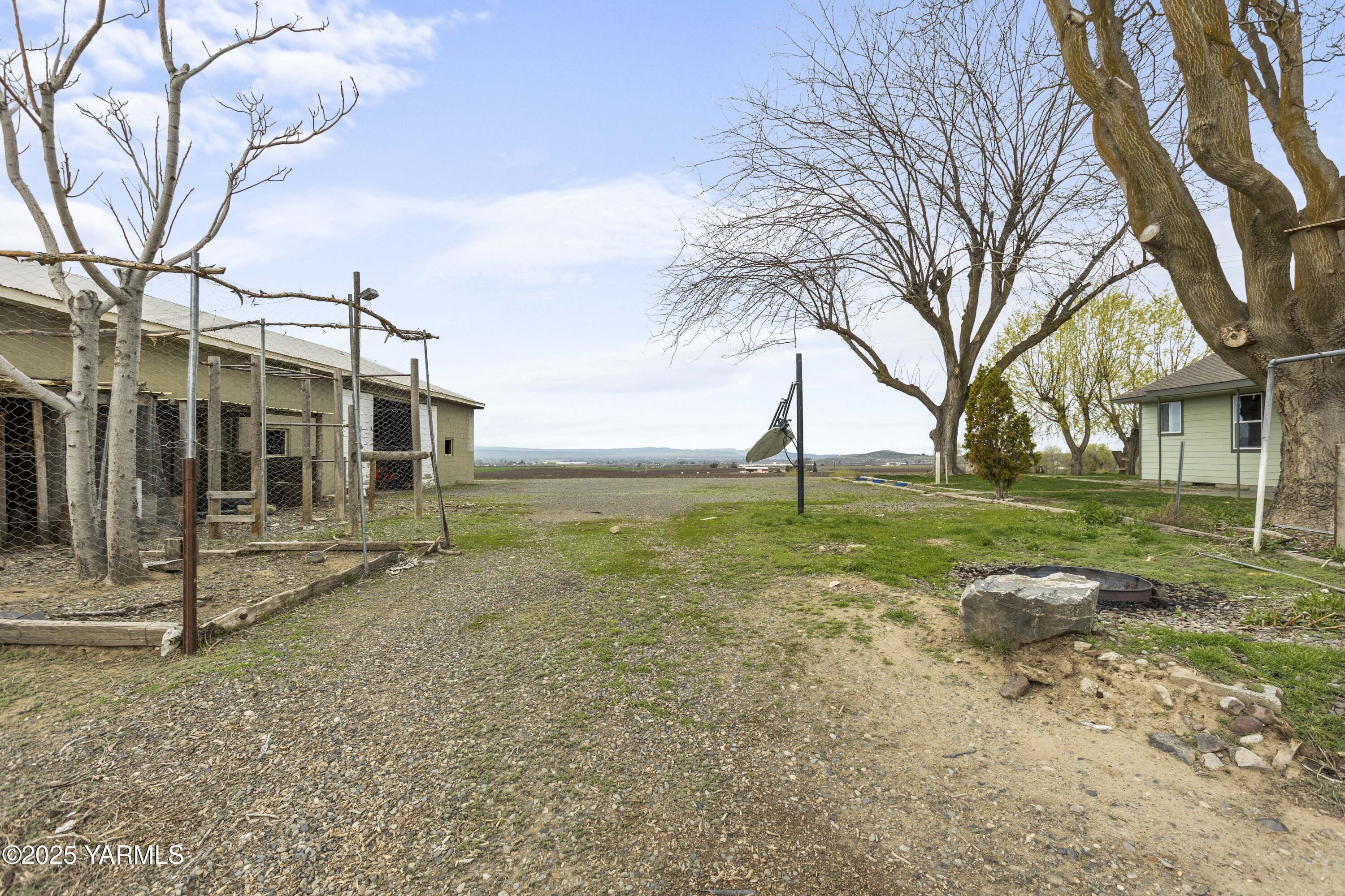 173801 Evans Road Grandview, WA 98930 - Photo 33 of 45 a view of a house with backyard and tree