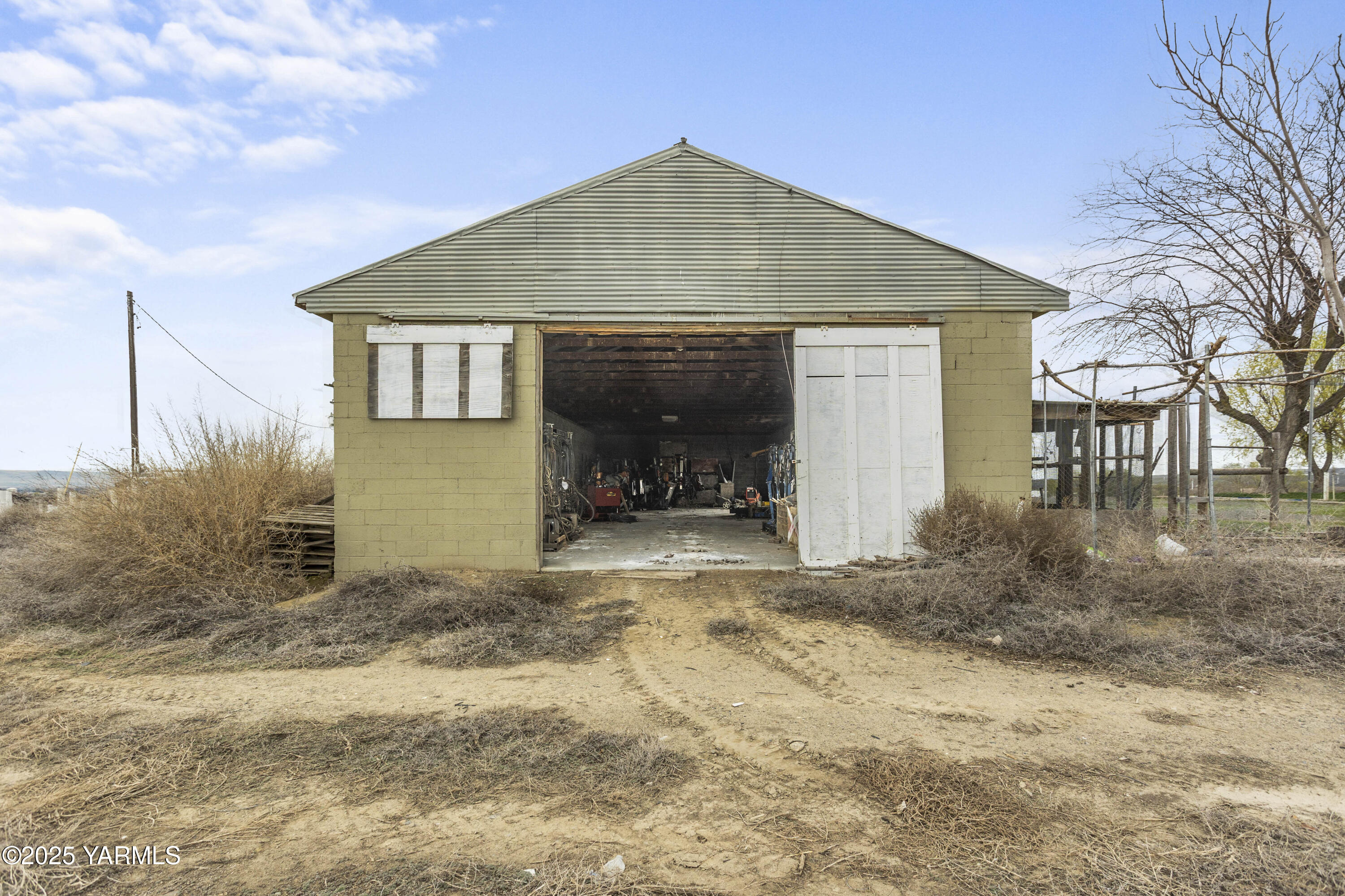 173801 Evans Road Grandview, WA 98930 - Photo 36 of 45 a front view of a house with a yard and garage