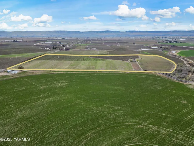 a view of a tennis court