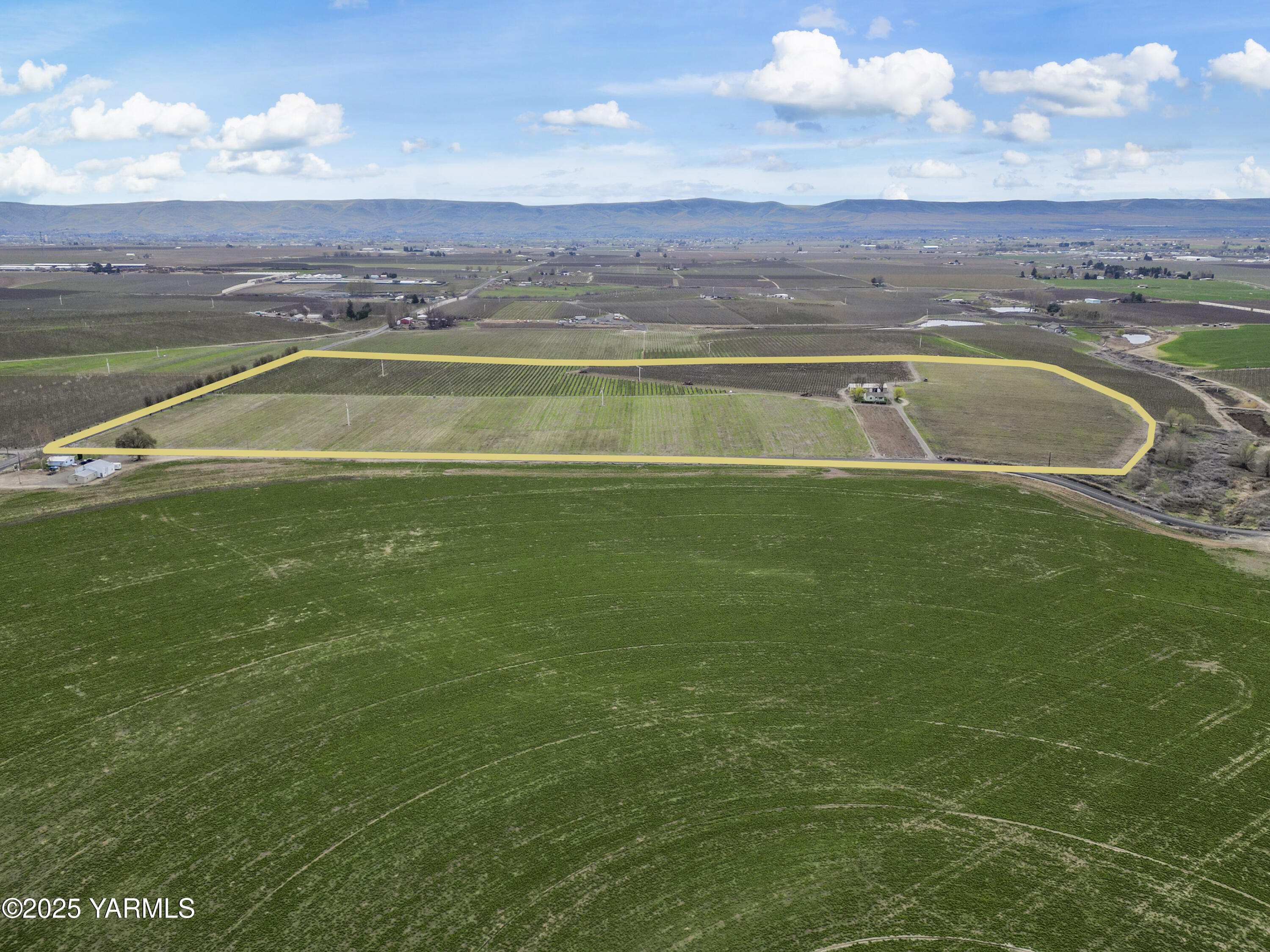 173801 Evans Road Grandview, WA 98930 - Photo 38 of 45 a view of a lake with a big yard