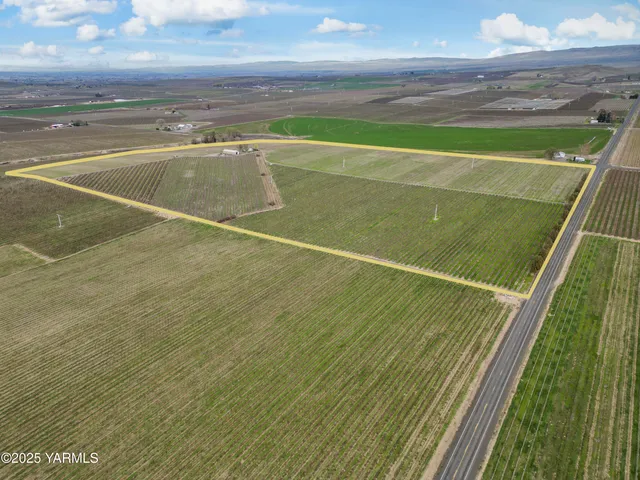 a view of an outdoor space