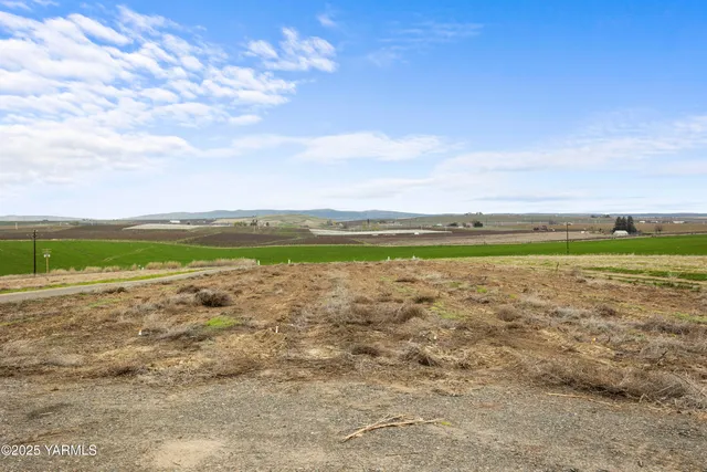 a view of a tennis court