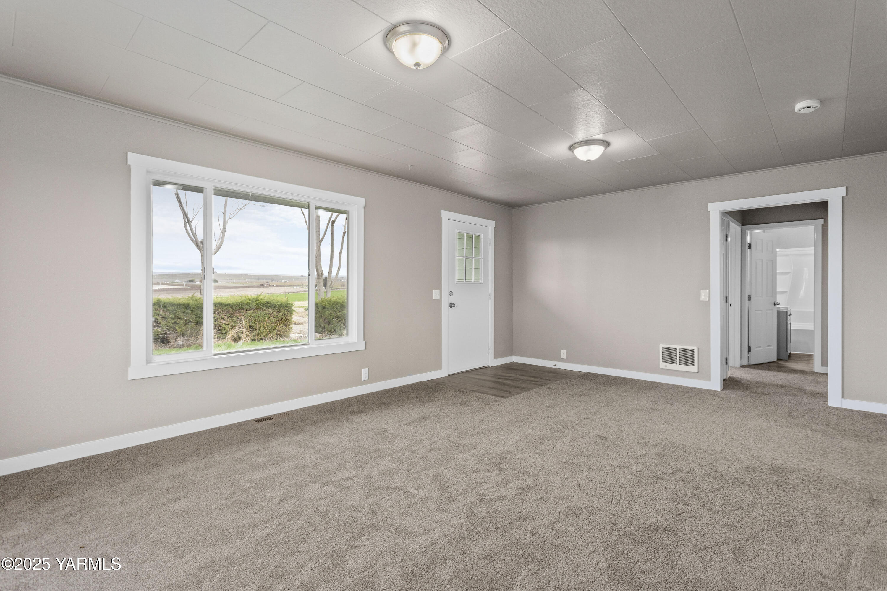 173801 Evans Road Grandview, WA 98930 - Photo 4 of 45 an empty room with windows and closet